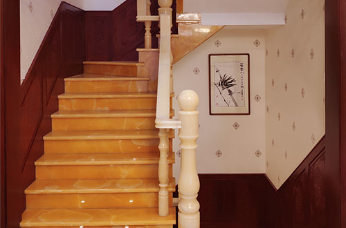 姑苏中式别墅室内汉白玉石楼梯的定制安装装饰效果